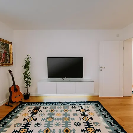 Jutro With Free Private Parking-garage